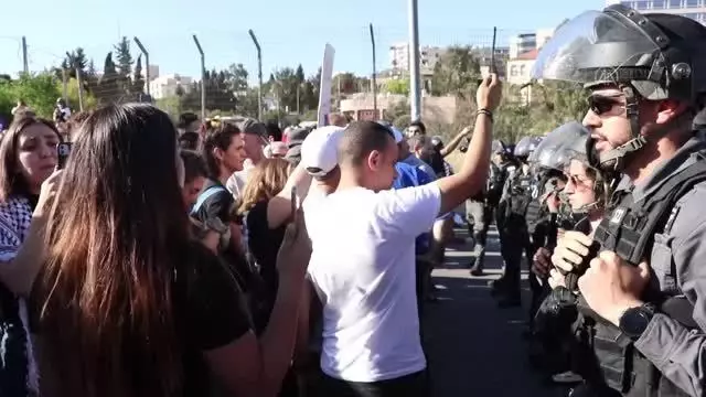 İsrail polisi, Şeyh Cerrah Mahallesindeki Filistinlilere destek veren Arap milletvekillerine saldırdı İsrail polisi, Şeyh Cerrah Mahallesindeki Filistinlilere destek veren Arap milletvekillerine saldırdı