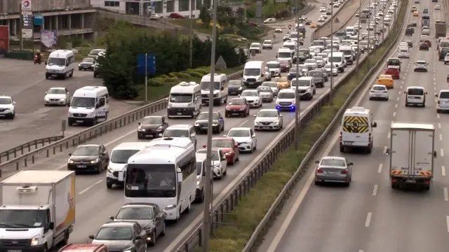İstanbul'da tam kapanmada hafta sonu öncesi trafik yoğunluğu İstanbul'da tam kapanmada hafta sonu öncesi trafik yoğunluğu