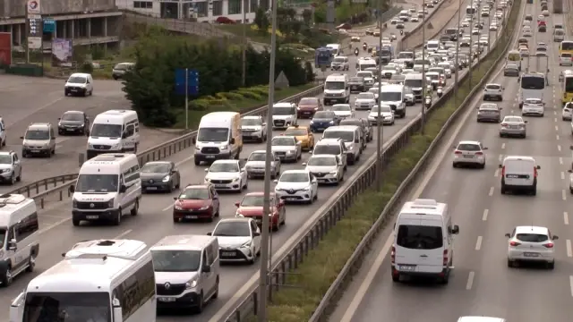 İstanbul'da tam kapanmada hafta sonu öncesi trafik yoğunluğu İstanbul'da tam kapanmada hafta sonu öncesi trafik yoğunluğu