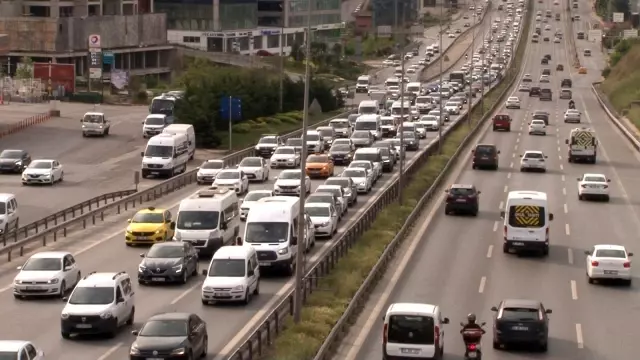 İstanbul'da tam kapanmada hafta sonu öncesi trafik yoğunluğu İstanbul'da tam kapanmada hafta sonu öncesi trafik yoğunluğu
