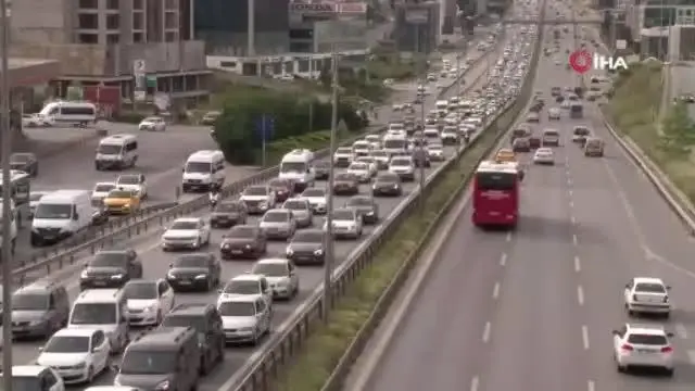 İstanbul'da tam kapanmada hafta sonu öncesi trafik yoğunluğu İstanbul'da tam kapanmada hafta sonu öncesi trafik yoğunluğu