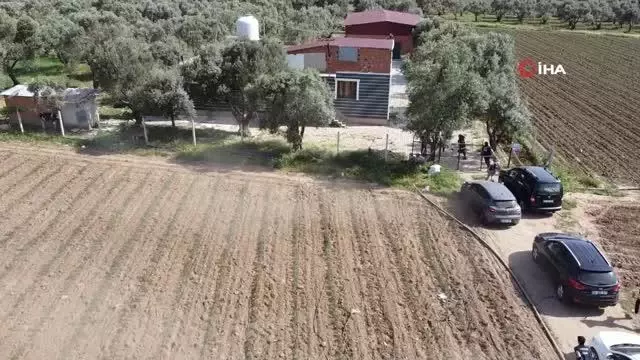İzmir'de evi uyuşturucu imalathanesine dönüştürmüşler İzmir'de evi uyuşturucu imalathanesine dönüştürmüşler
