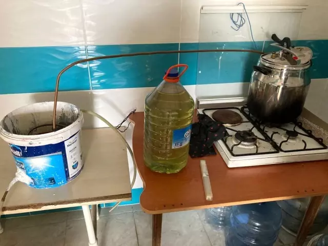 İzmir'de kaçak sigara ve alkol üreticilerine 2 milyon TL'lik darbe İzmir'de kaçak sigara ve alkol üreticilerine 2 milyon TL'lik darbe