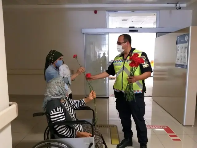 Jandarmadan sağlık çalışanlarına ve vatandaşlara çiçek Jandarmadan sağlık çalışanlarına ve vatandaşlara çiçek