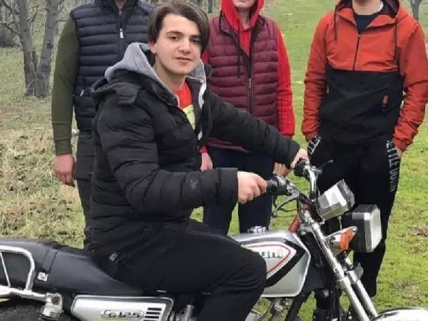 Kamyonetle çarpışan motosikletin 16 yaşındaki sürücüsü kurtarılamadı Kamyonetle çarpışan motosikletin 16 yaşındaki sürücüsü kurtarılamadı