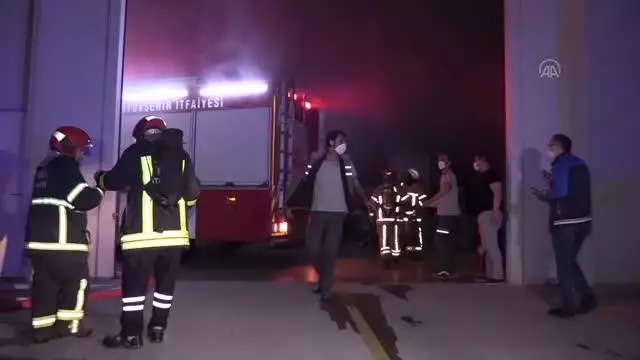 Kauçuk fabrikasındaki yangında 6 kişi dumandan etkilendi