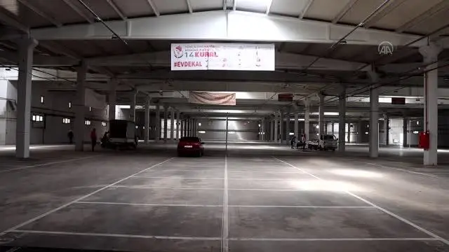 KIRKLARELİ - Trakya'da yarın açılacak halk pazarlarında esnaflar tezgahlarını bir gün öncesinde kurmaya başladı KIRKLARELİ - Trakya'da yarın açılacak halk pazarlarında esnaflar tezgahlarını bir gün öncesinde kurmaya başladı