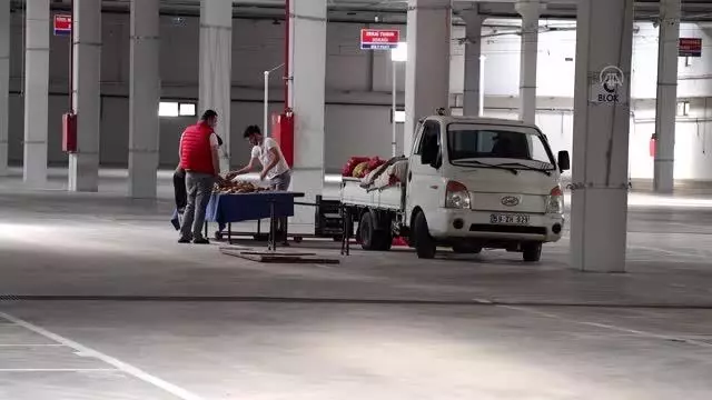 KIRKLARELİ - Trakya'da yarın açılacak halk pazarlarında esnaflar tezgahlarını bir gün öncesinde kurmaya başladı KIRKLARELİ - Trakya'da yarın açılacak halk pazarlarında esnaflar tezgahlarını bir gün öncesinde kurmaya başladı