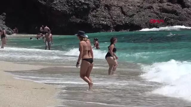 KISITLAMADA TURİSTLER PLAJLARA AKIN ETTİ KISITLAMADA TURİSTLER PLAJLARA AKIN ETTİ