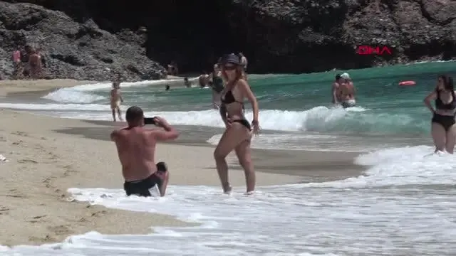 KISITLAMADA TURİSTLER PLAJLARA AKIN ETTİ KISITLAMADA TURİSTLER PLAJLARA AKIN ETTİ