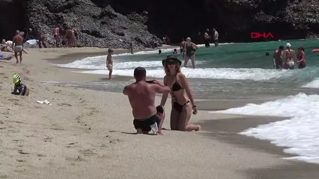 KISITLAMADA TURİSTLER PLAJLARA AKIN ETTİ KISITLAMADA TURİSTLER PLAJLARA AKIN ETTİ