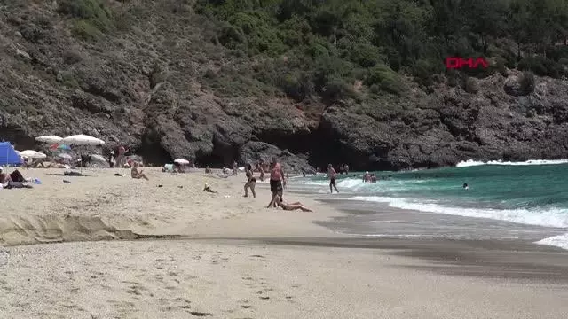 KISITLAMADA TURİSTLER PLAJLARA AKIN ETTİ KISITLAMADA TURİSTLER PLAJLARA AKIN ETTİ