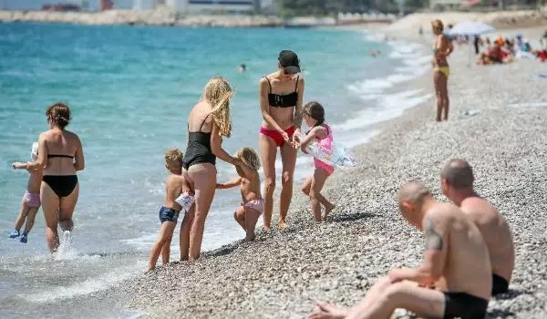 KISITLAMADAN MUAF TURİSTLER DENİZİN KEYFİNİ ÇIKARDI KISITLAMADAN MUAF TURİSTLER DENİZİN KEYFİNİ ÇIKARDI