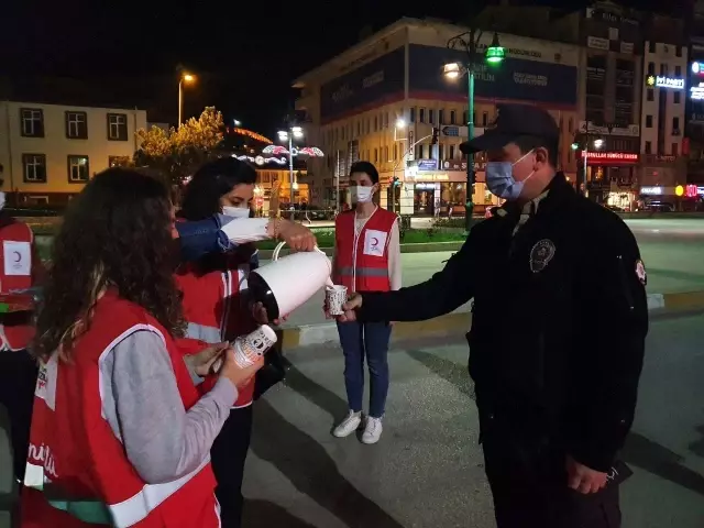 Son dakika haberleri... Kızılay ekipleri sahur vakti polisleri unutmadı