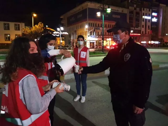 Son dakika haberleri... Kızılay ekipleri sahur vakti polisleri unutmadı