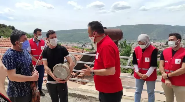 Kızılay'ın yardımına keman ve darbukalı teşekkür Kızılay'ın yardımına keman ve darbukalı teşekkür