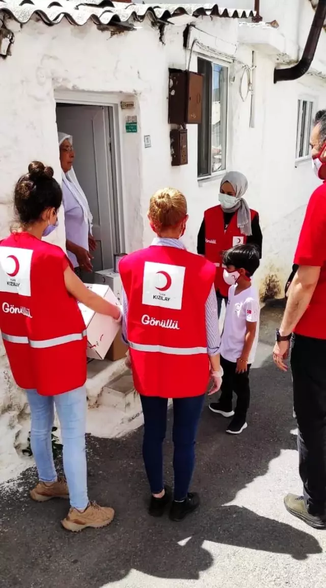 Kızılay'ın yardımına keman ve darbukalı teşekkür Kızılay'ın yardımına keman ve darbukalı teşekkür