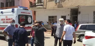 Kızları yan odada uyurken, karısını defalarca bıçaklayarak öldürdü