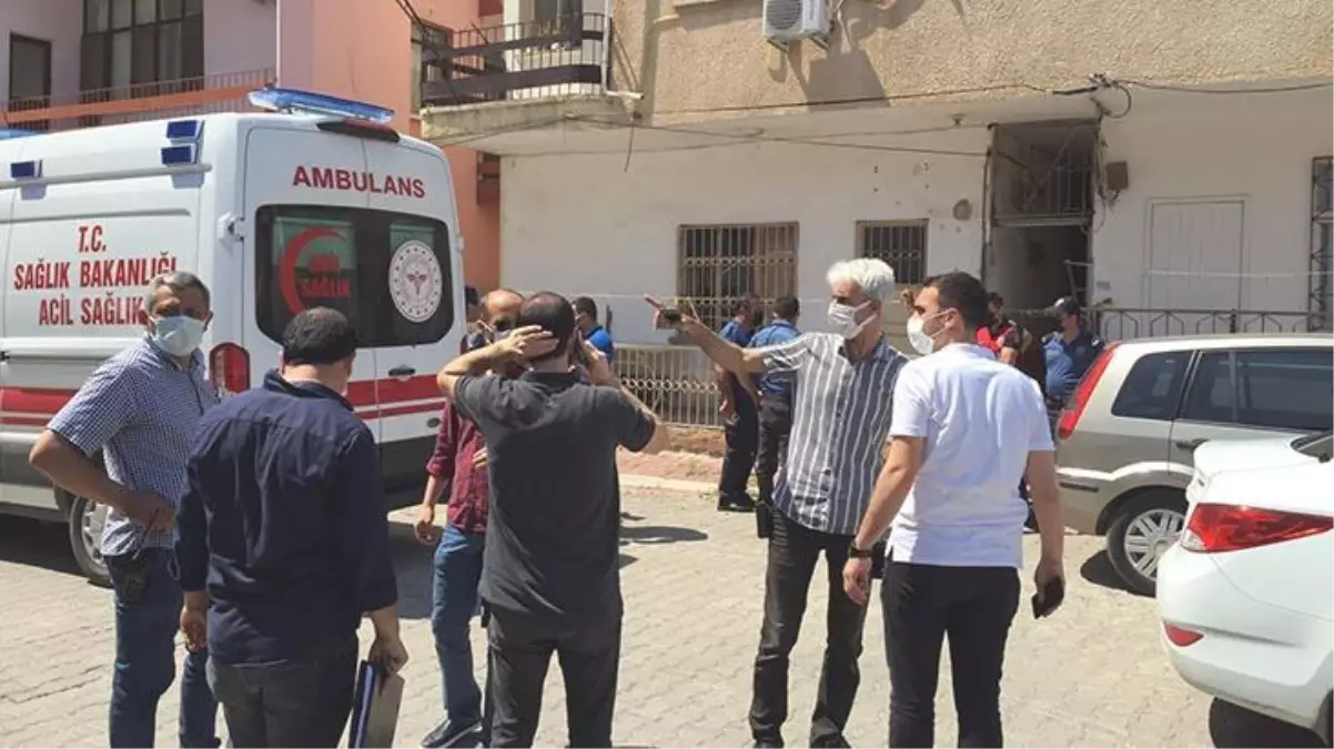 Kızları yan odada uyurken, karısını defalarca bıçaklayarak öldürdü