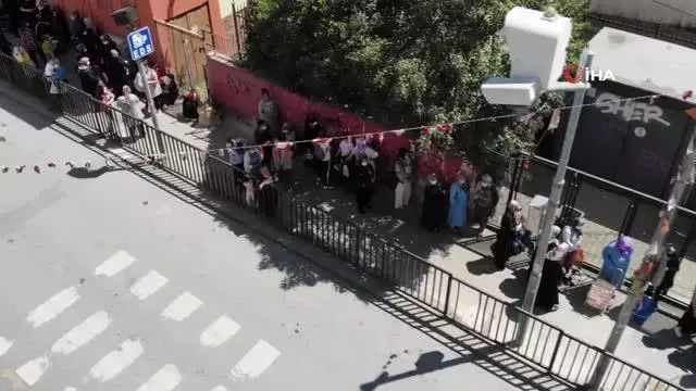 Küçükçekmece'de erzak dağıtımında uzun kuyruklar oluştu Küçükçekmece'de erzak dağıtımında uzun kuyruklar oluştu