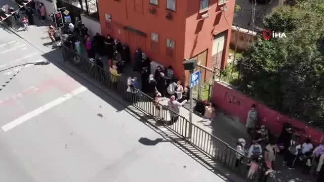 Küçükçekmece'de erzak dağıtımında uzun kuyruklar oluştu Küçükçekmece'de erzak dağıtımında uzun kuyruklar oluştu