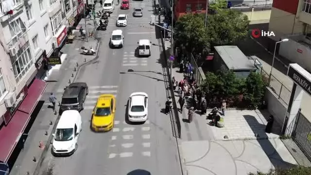 Küçükçekmece'de erzak dağıtımında uzun kuyruklar oluştu Küçükçekmece'de erzak dağıtımında uzun kuyruklar oluştu