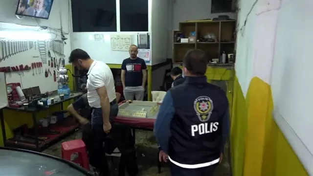Kumar baskınında ceza yememek için tuvalete ve tezgah altına saklandılar: 17 kişiye 106 bin lira ceza Kumar baskınında ceza yememek için tuvalete ve tezgah altına saklandılar: 17 kişiye 106 bin lira ceza