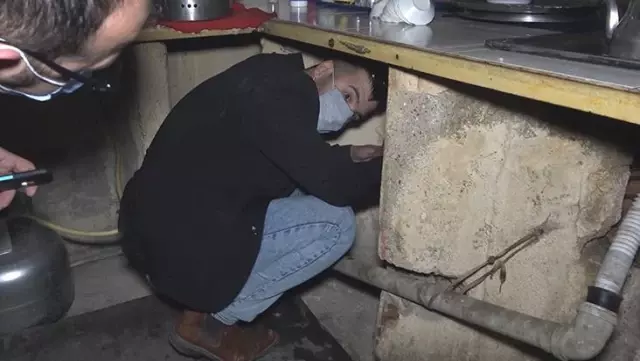 Baskında tuvalete ve tezgah altına saklanan adamlar ortaya tuhaf görüntüler çıkardı Baskında tuvalete ve tezgah altına saklanan adamlar ortaya tuhaf görüntüler çıkardı
