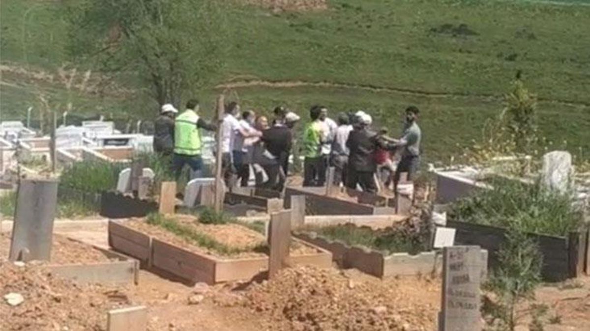 Mezarlıkta kazı sırasında kavga: Kazma küreği alıp birbirlerine girdiler