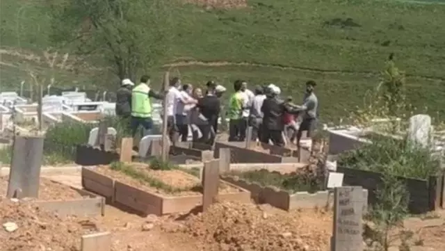 Mezarlıkta kazı sırasında kavga: Kazma küreği alıp birbirlerine girdiler Mezarlıkta kazı sırasında kavga: Kazma küreği alıp birbirlerine girdiler