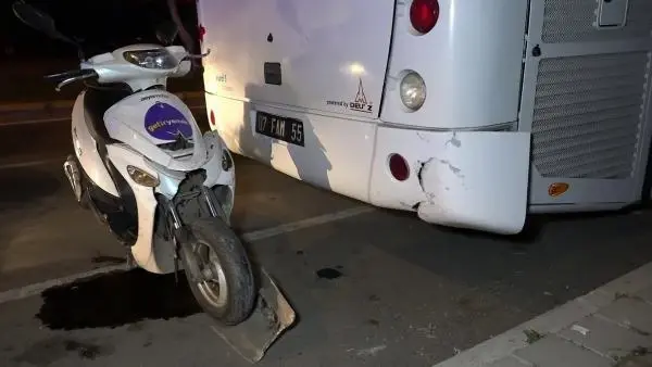 ANTALYA MOTOSİKLETLİ KURYE PARK HALİNDEKİ OTOBÜSE ÇARPIP YARALANDI ANTALYA MOTOSİKLETLİ KURYE PARK HALİNDEKİ OTOBÜSE ÇARPIP YARALANDI