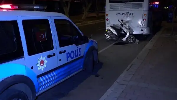 ANTALYA MOTOSİKLETLİ KURYE PARK HALİNDEKİ OTOBÜSE ÇARPIP YARALANDI ANTALYA MOTOSİKLETLİ KURYE PARK HALİNDEKİ OTOBÜSE ÇARPIP YARALANDI