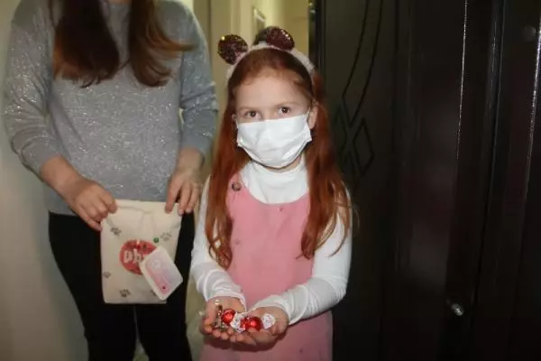 Öğretmen ve polislerden, çocuklara bayram şekeri Öğretmen ve polislerden, çocuklara bayram şekeri