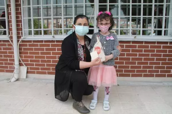 Öğretmen ve polislerden, çocuklara bayram şekeri Öğretmen ve polislerden, çocuklara bayram şekeri
