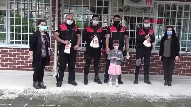 ÖĞRETMEN VE POLİSLERDEN, ÇOCUKLARA BAYRAM ŞEKERİ SÜRPRİZİ ÖĞRETMEN VE POLİSLERDEN, ÇOCUKLARA BAYRAM ŞEKERİ SÜRPRİZİ