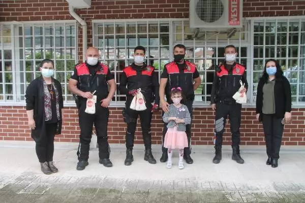 Öğretmen ve polislerden, çocuklara bayram şekeri Öğretmen ve polislerden, çocuklara bayram şekeri