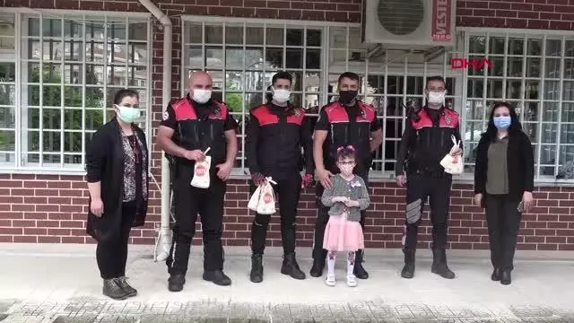 ÖĞRETMEN VE POLİSLERDEN, ÇOCUKLARA BAYRAM ŞEKERİ SÜRPRİZİ ÖĞRETMEN VE POLİSLERDEN, ÇOCUKLARA BAYRAM ŞEKERİ SÜRPRİZİ
