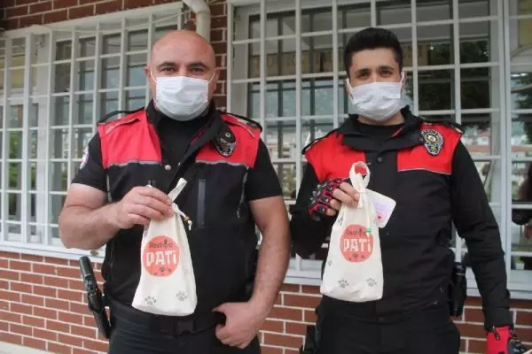 Öğretmen ve polislerden, çocuklara bayram şekeri Öğretmen ve polislerden, çocuklara bayram şekeri