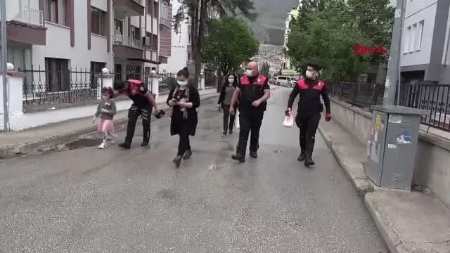 ÖĞRETMEN VE POLİSLERDEN, ÇOCUKLARA BAYRAM ŞEKERİ SÜRPRİZİ ÖĞRETMEN VE POLİSLERDEN, ÇOCUKLARA BAYRAM ŞEKERİ SÜRPRİZİ