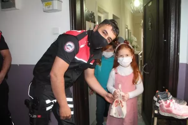 Öğretmen ve polislerden, çocuklara bayram şekeri Öğretmen ve polislerden, çocuklara bayram şekeri