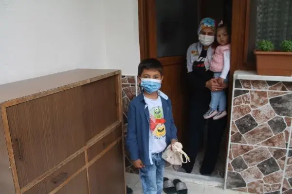 Öğretmen ve polislerden, çocuklara bayram şekeri Öğretmen ve polislerden, çocuklara bayram şekeri