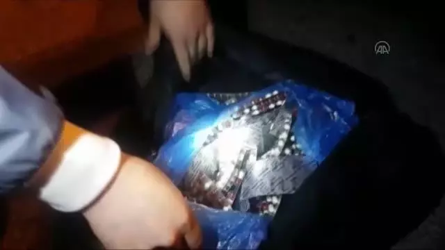 Otomobilde 3 bin 308 uyuşturucu hap ele geçirildi Otomobilde 3 bin 308 uyuşturucu hap ele geçirildi