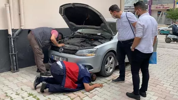 Son dakika haber: Otomobilin motor bölümüne giren kedi, cama bırakılan not ile kurtuldu Son dakika haber: Otomobilin motor bölümüne giren kedi, cama bırakılan not ile kurtuldu