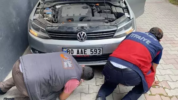 Son dakika haber: Otomobilin motor bölümüne giren kedi, cama bırakılan not ile kurtuldu Son dakika haber: Otomobilin motor bölümüne giren kedi, cama bırakılan not ile kurtuldu