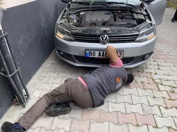 Son dakika haber: Otomobilin motor bölümüne giren kedi, cama bırakılan not ile kurtuldu Son dakika haber: Otomobilin motor bölümüne giren kedi, cama bırakılan not ile kurtuldu