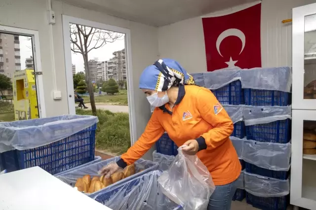 Parasını hayırseverler ödüyor, ekmek ihtiyaç sahiplerine ücretsiz dağıtılıyor Parasını hayırseverler ödüyor, ekmek ihtiyaç sahiplerine ücretsiz dağıtılıyor