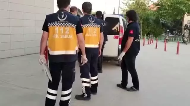 Pazar yerinin camlarını kıran kişi hastanede sakinleştirildikten sonra gözaltına alındı Pazar yerinin camlarını kıran kişi hastanede sakinleştirildikten sonra gözaltına alındı