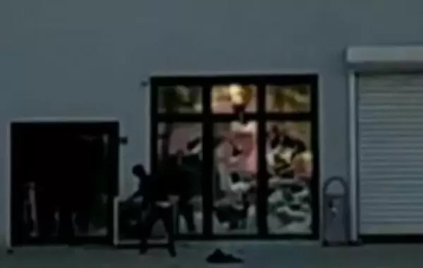 Son dakika haberleri: Pazar yerinin camlarını kırdı; o anlar kamerada Son dakika haberleri: Pazar yerinin camlarını kırdı; o anlar kamerada