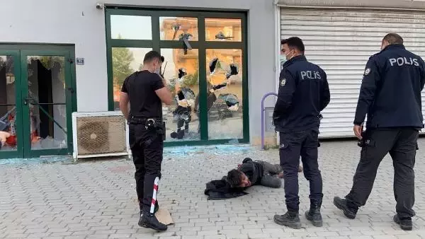Son dakika haberleri: Pazar yerinin camlarını kırdı; o anlar kamerada Son dakika haberleri: Pazar yerinin camlarını kırdı; o anlar kamerada