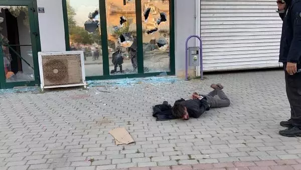 Son dakika haberleri: Pazar yerinin camlarını kırdı; o anlar kamerada Son dakika haberleri: Pazar yerinin camlarını kırdı; o anlar kamerada